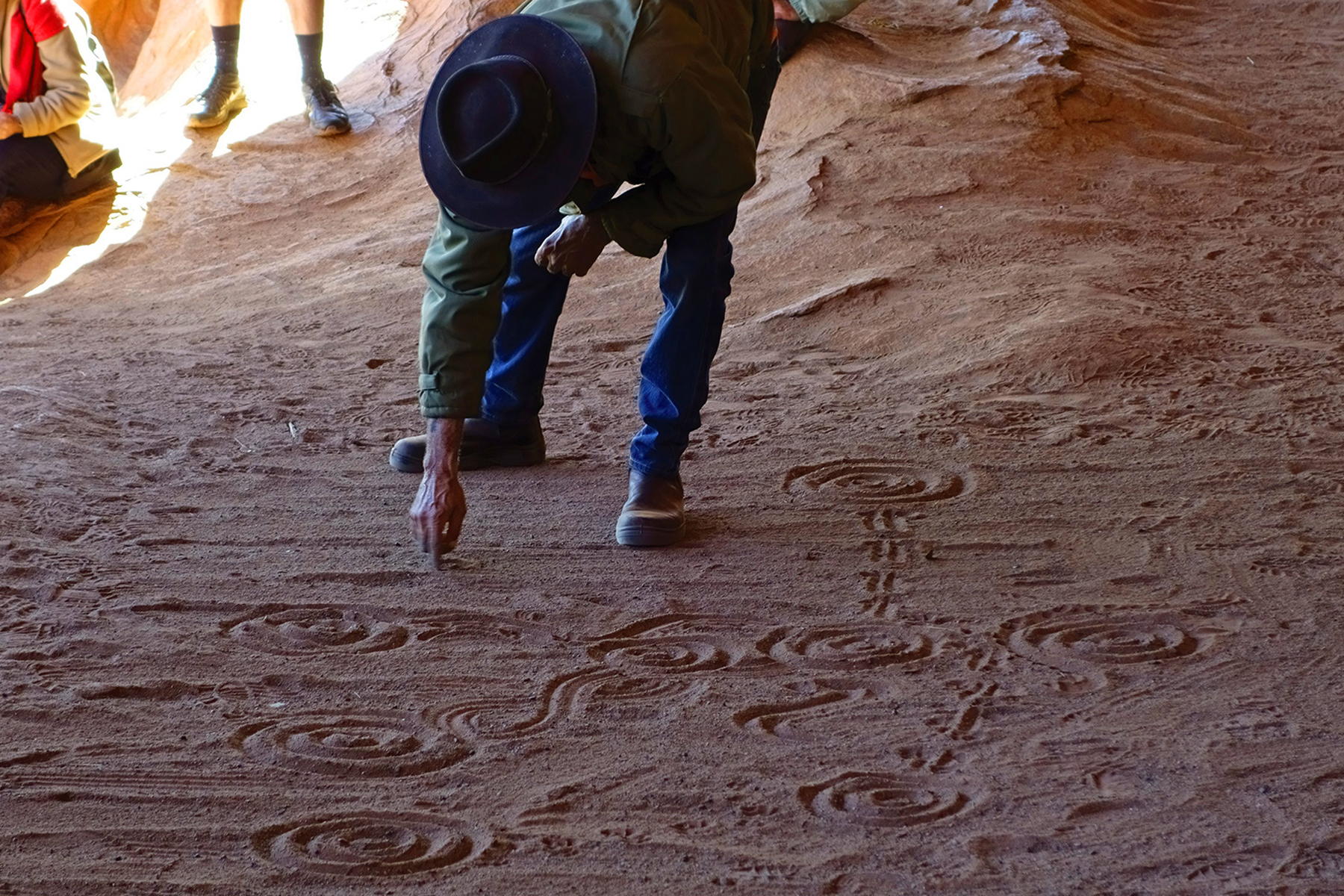 Uluru-Adventure_Dreaming-tracks-in-the-sand